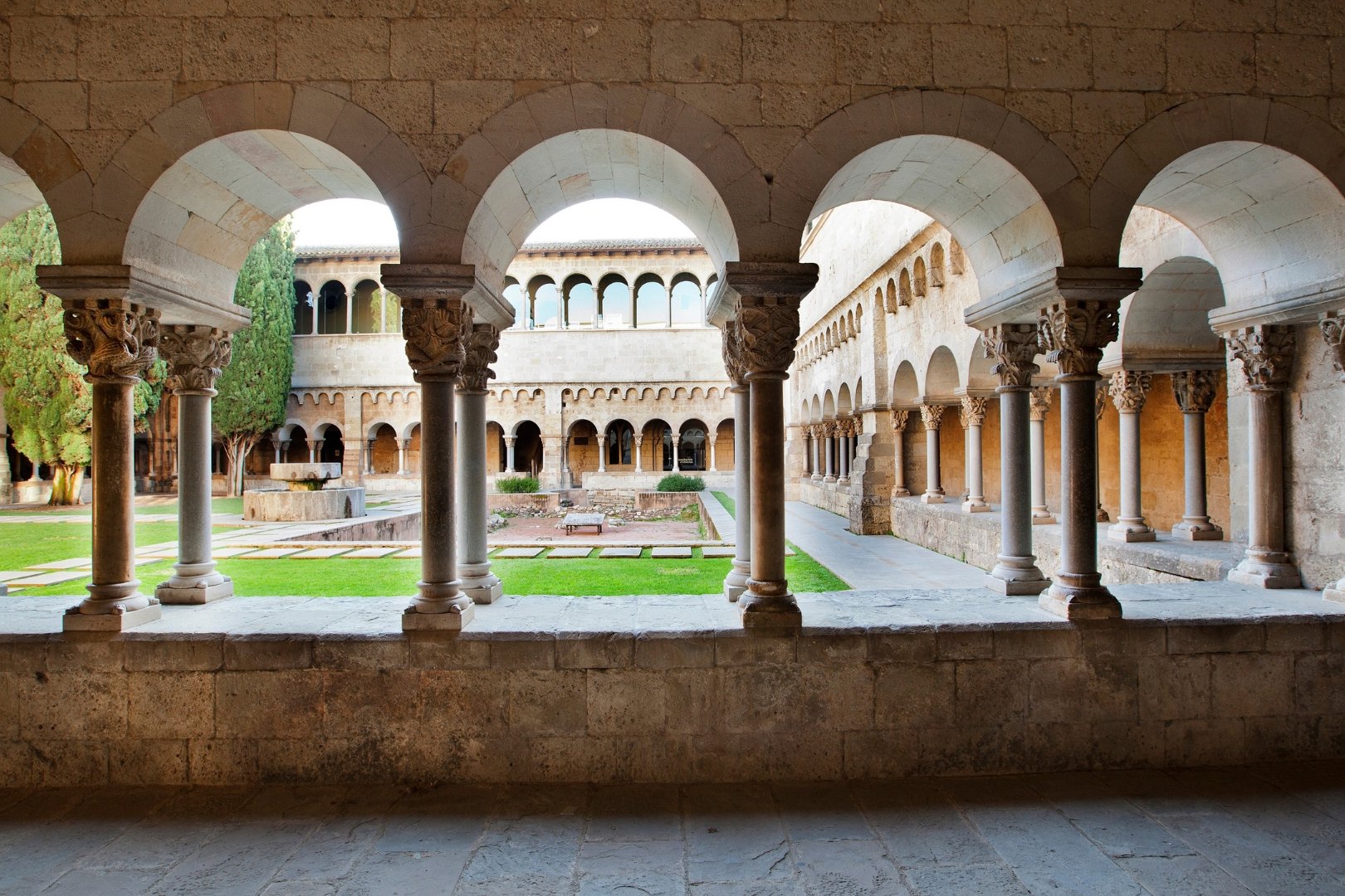 Visit: Monastic garden and plant capitals of the monastery cloister