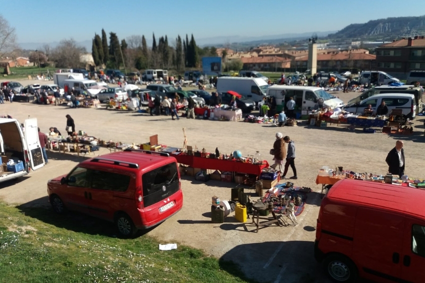 Second Hand and Antiques Market in Tona