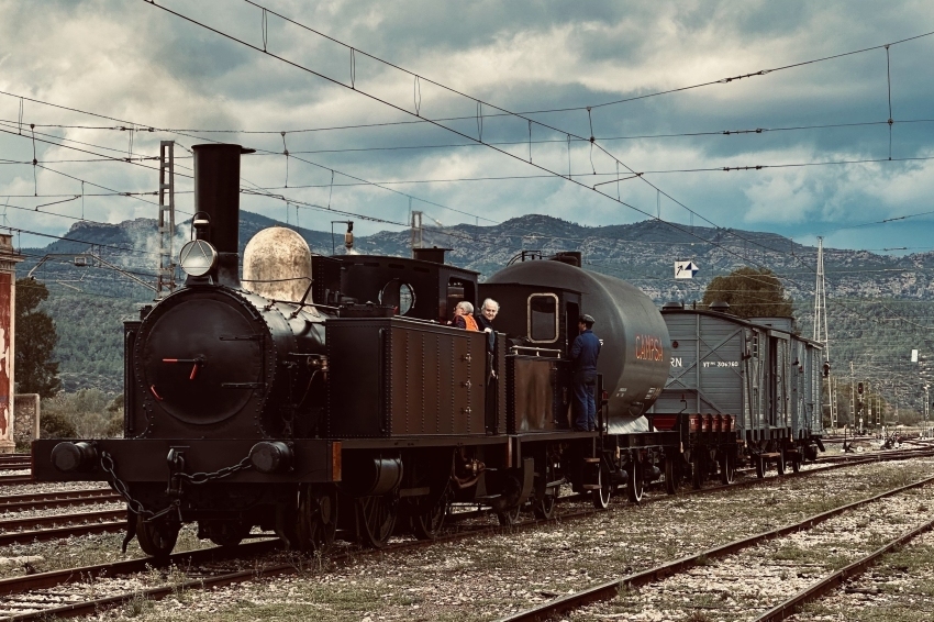 Voyagez au 19ème siècle avec la locomotive à vapeur Sharp!