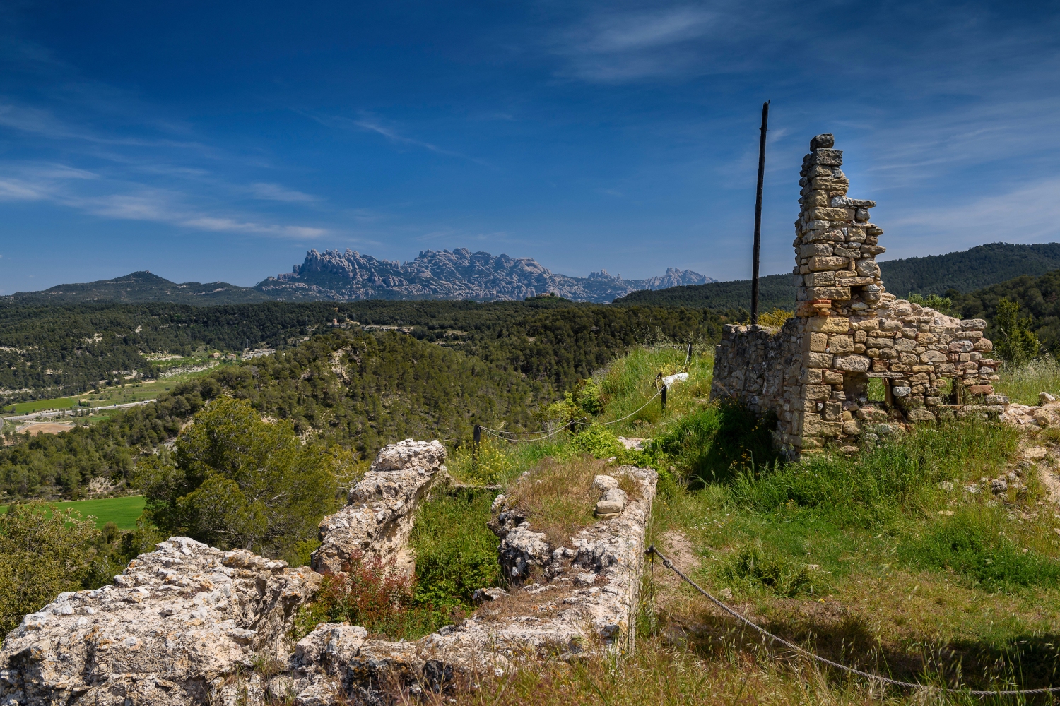 Turisme Anoia (Castelloli Castle With Montserrat Mountain In The Background Anoia Barcelona Catalonia Spain_346)