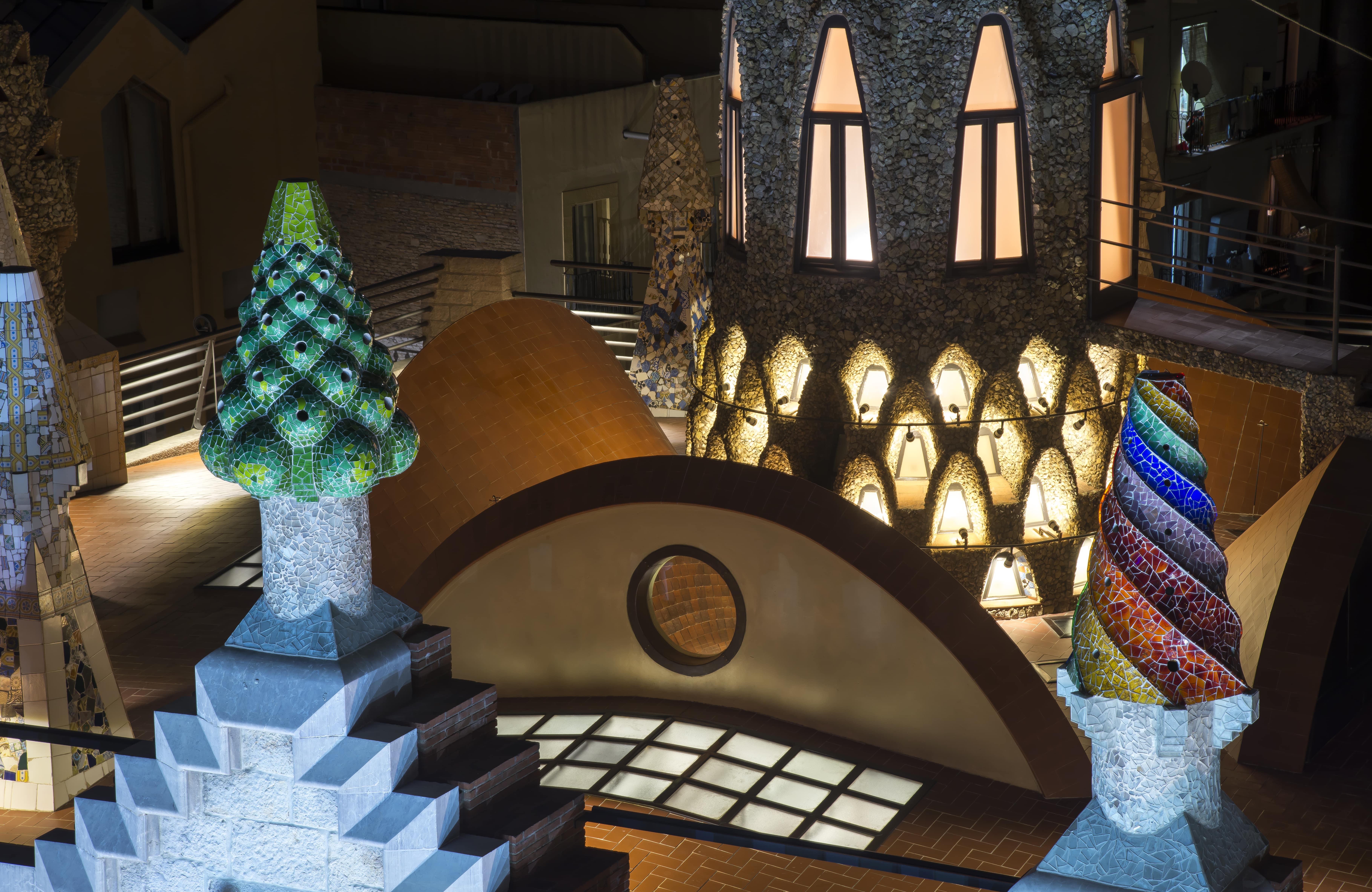 The spectacular roof of the Palau Güell with its multicolored chimneys / Ramon Manent - Diputació de Barcelona