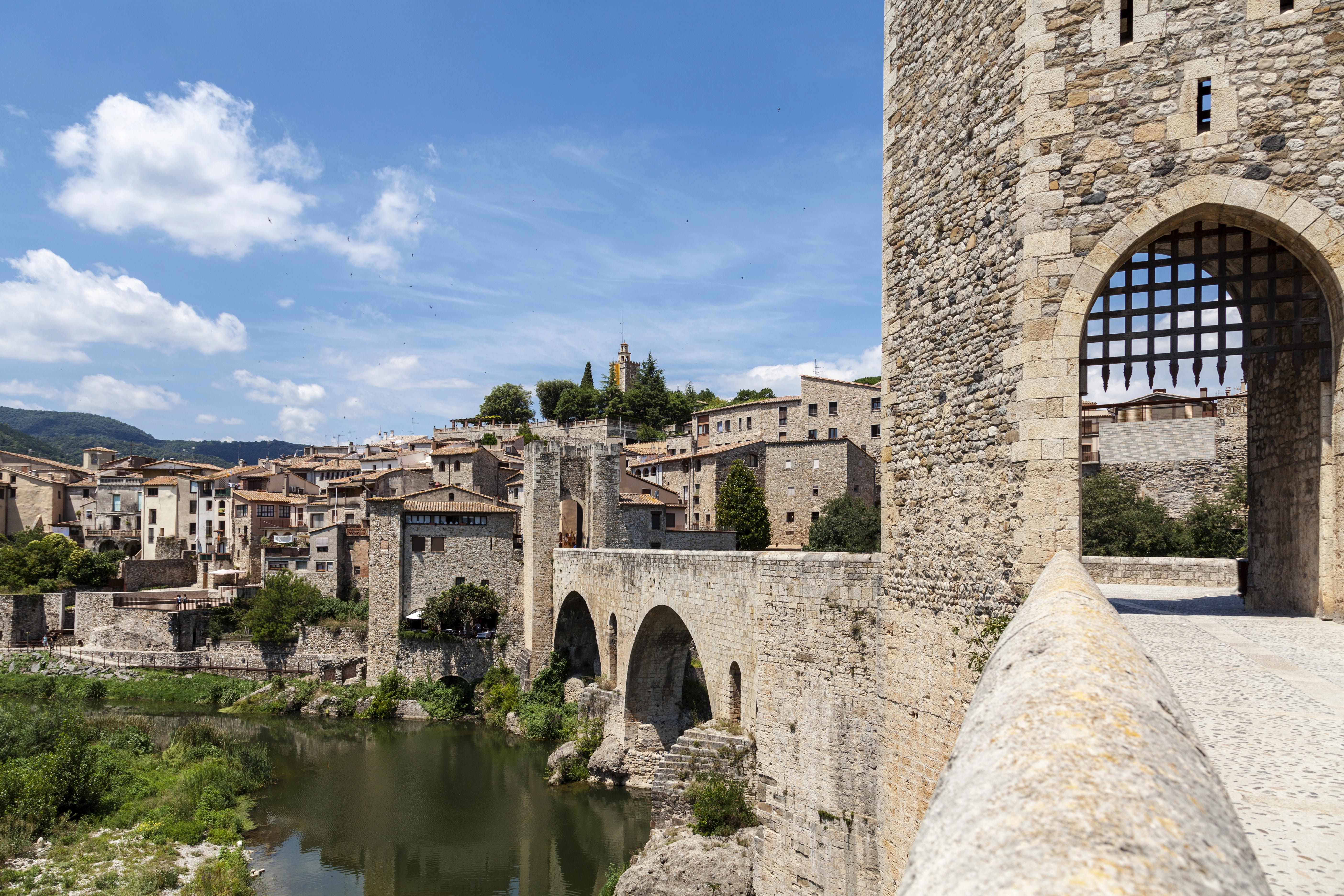 Entr&eacute;e du quartier juif de Besal&uacute;