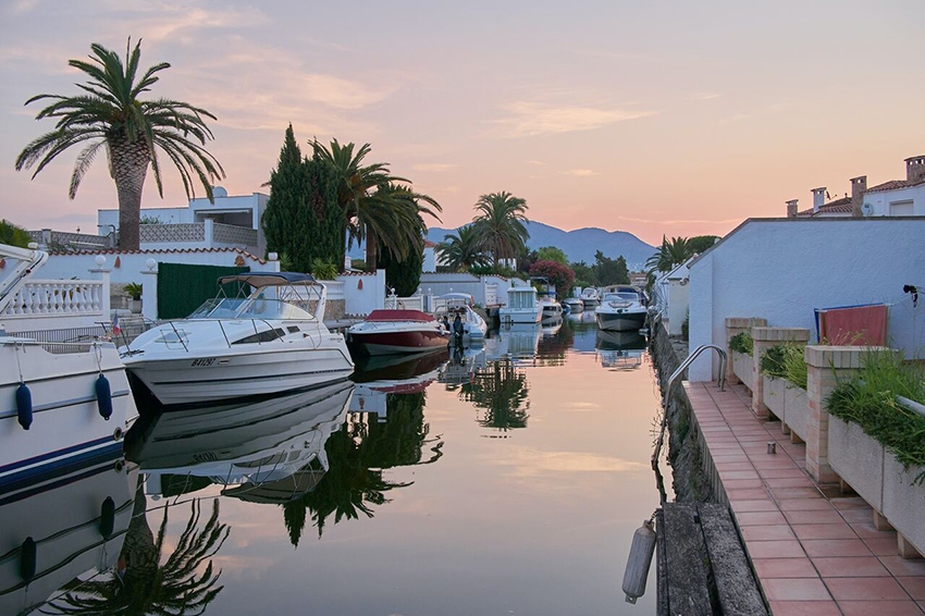 Navegar per Empuriabrava: la Venècia catalana