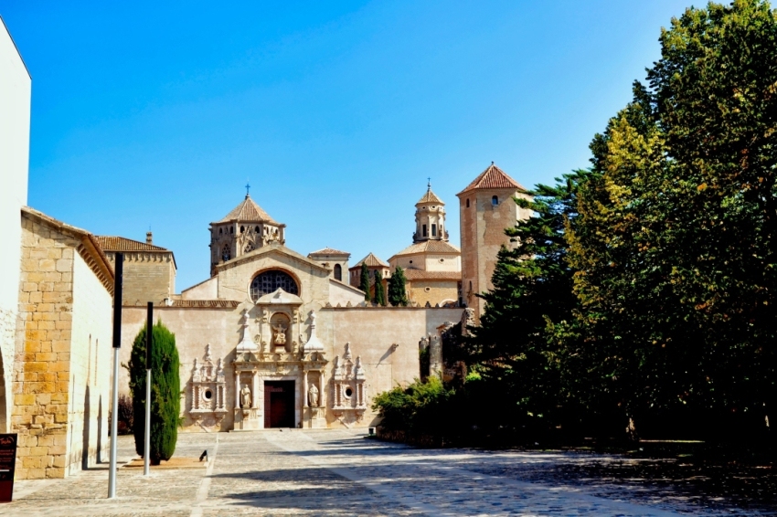 The Cistercian route: The Monastery of Poblet with calçotada