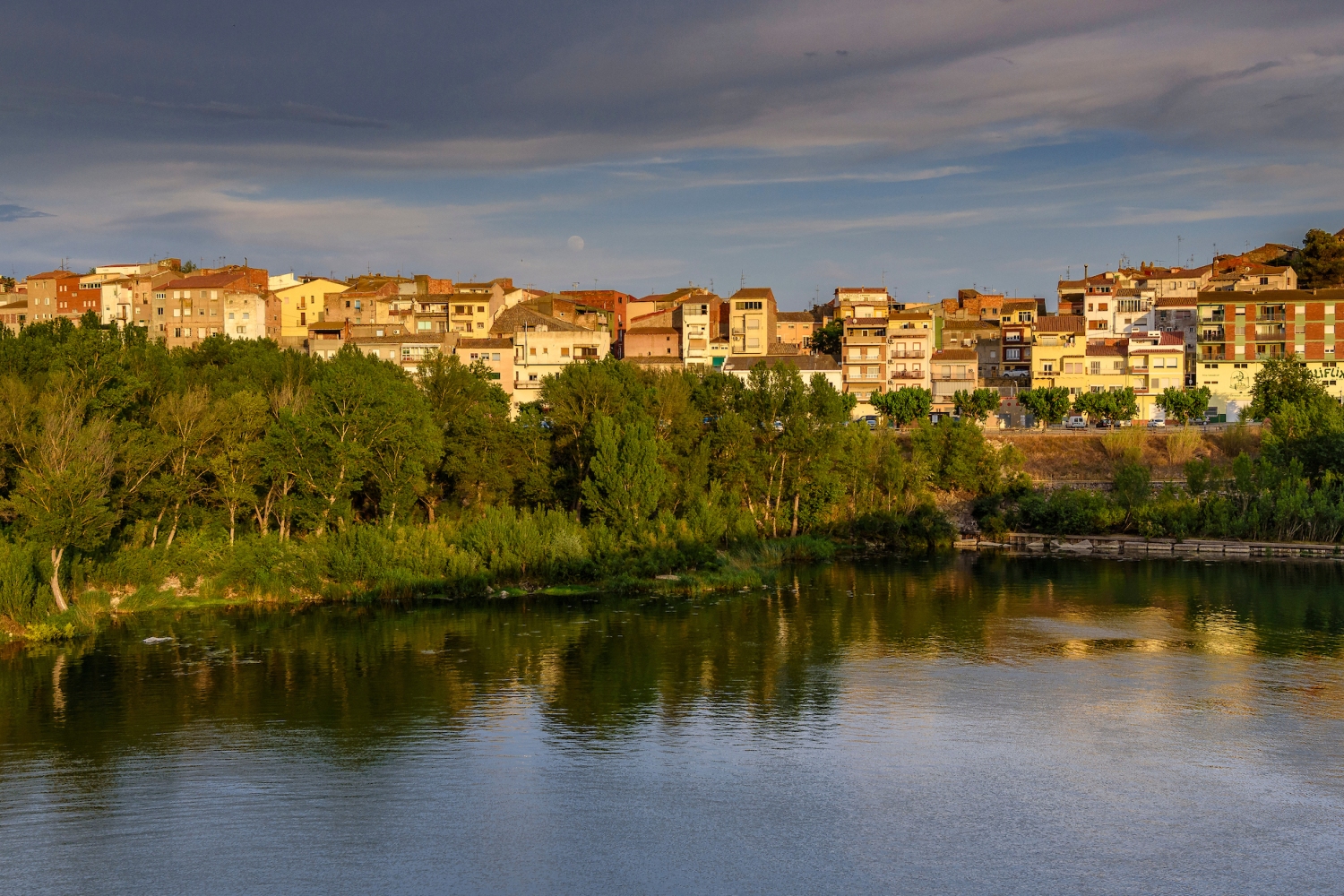 Flix (Flix Village On The Banks Of The Ebro River Seen From The Flix Reservoir Dam At Sunset Ribera D Ebre Tarragona Catalonia Spain_016)