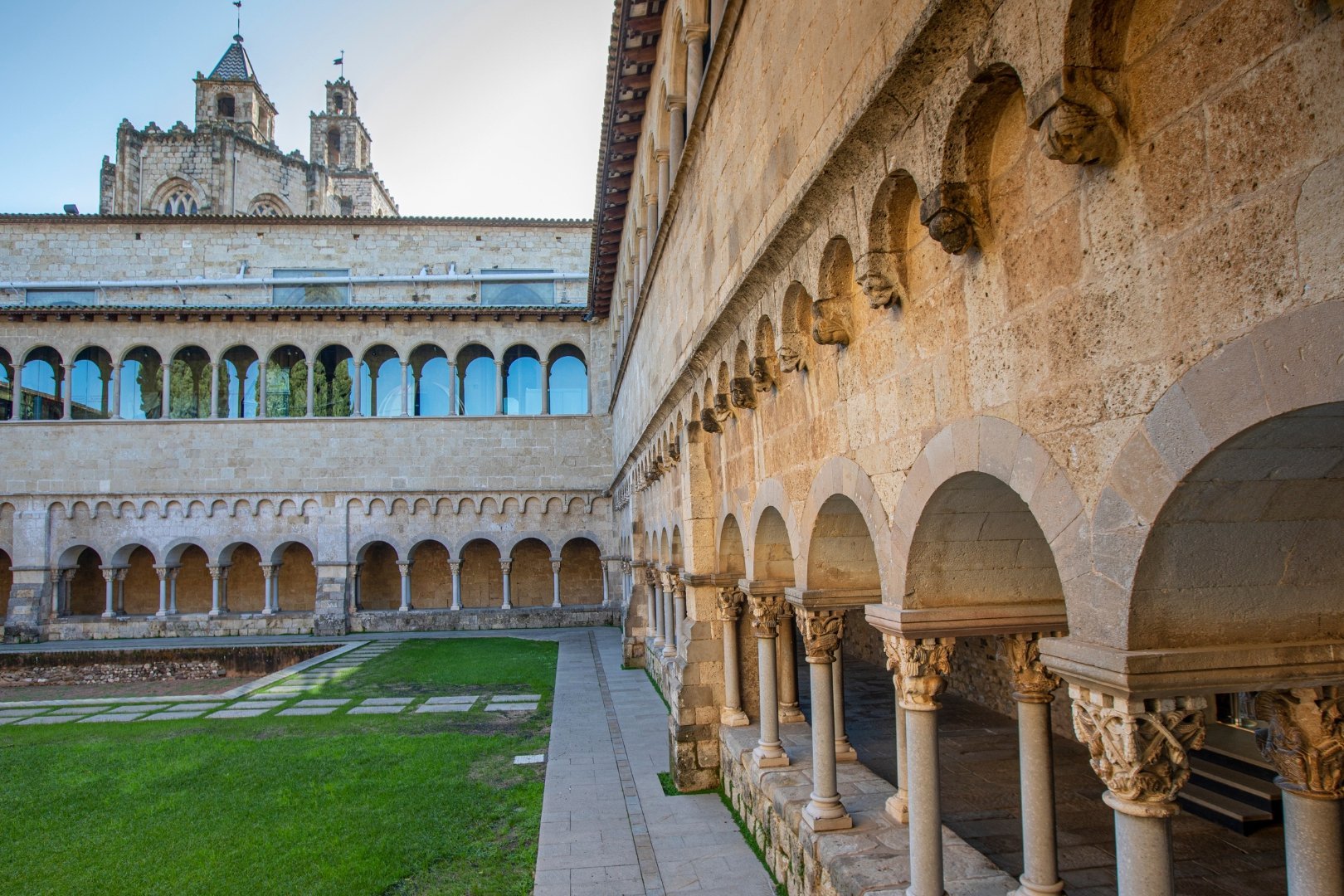 Guided tour Two Cloisters and a master builder Girona and Sant Cugat (Dos Claustres_1920x1080_sant Cugat_1)