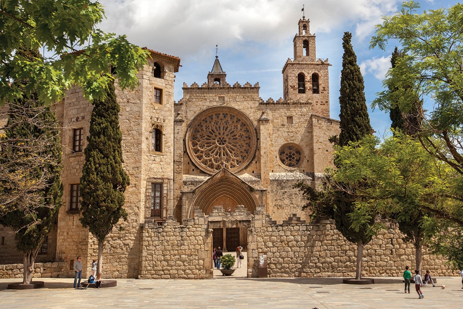 Guided tour Two Cloisters and a master builder Girona and Sant Cugat (Dos Claustres_1920x1080_sant Cugat_2)