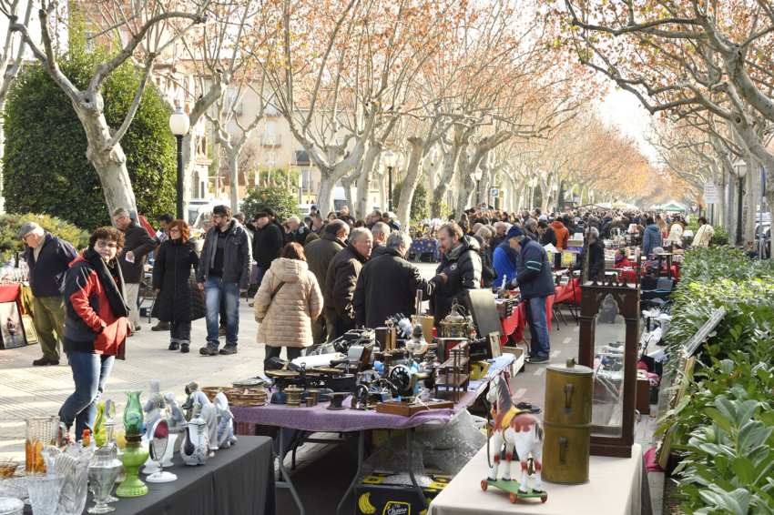 Mercat dantiguitats i Fira dartesania a Igualada (191223 18)