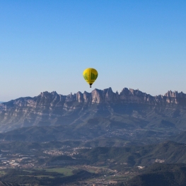 Descobreix Montserrat amb globus amb cava i esmorzar