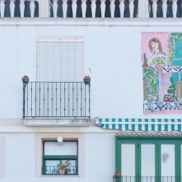 Exposition d&#39;art et de fleurs sur les balcons d'Alcanar
