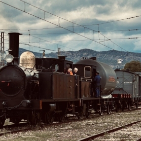 Voyagez au 19ème siècle avec la locomotive à vapeur Sharp!