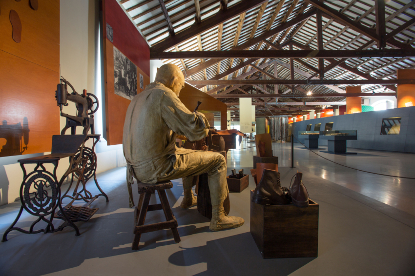 Museu de la Pell dIgualada i Comarcal de lAnoia (Un Univers De Pell Museu De La Pell Igualada)