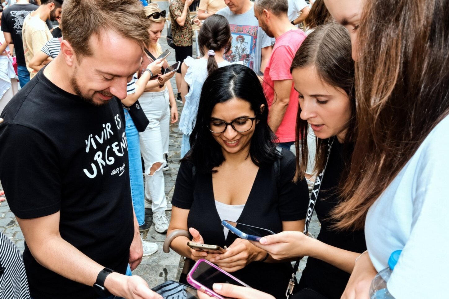 Escape Contra Reloj (Cuatro Adultos Consultan Sus Moviles)