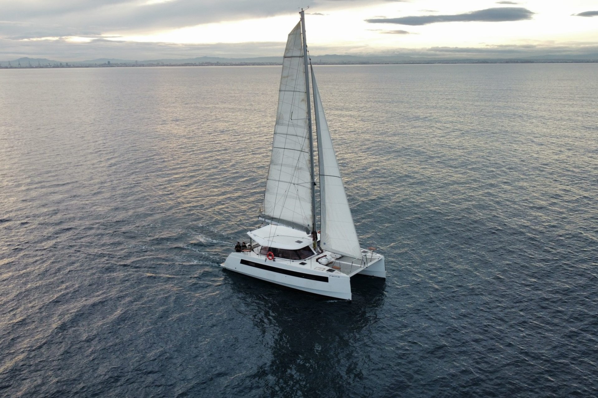 Nautiq Barcelona (Catamaran Atardecer Barcelona)