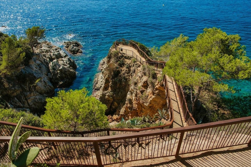 Promenade guidée le long du Camino de Ronda avec cours de yoga et visite des jardins (Cami De Ronda Fanals)