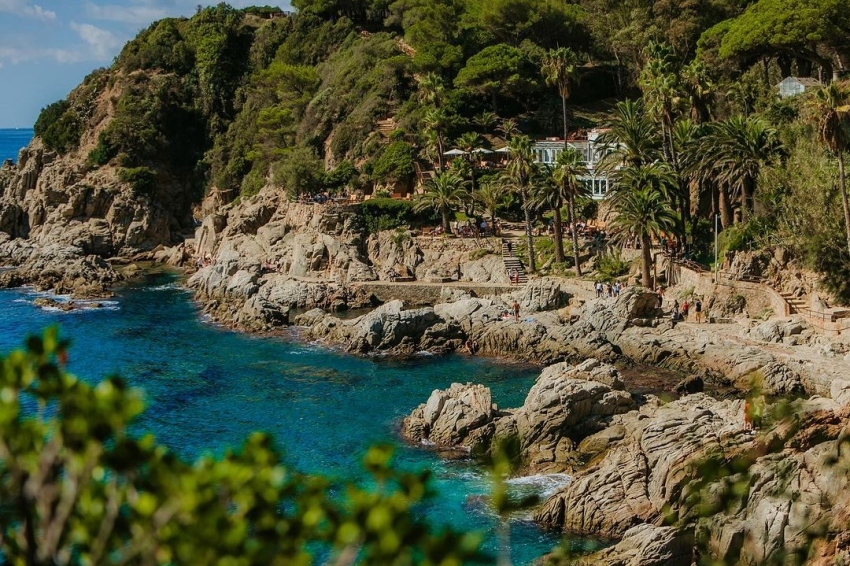 Caminata Guiada por el Camino de Ronda con Clase de Yoga y Visita a los Jardines (Cala Banys)