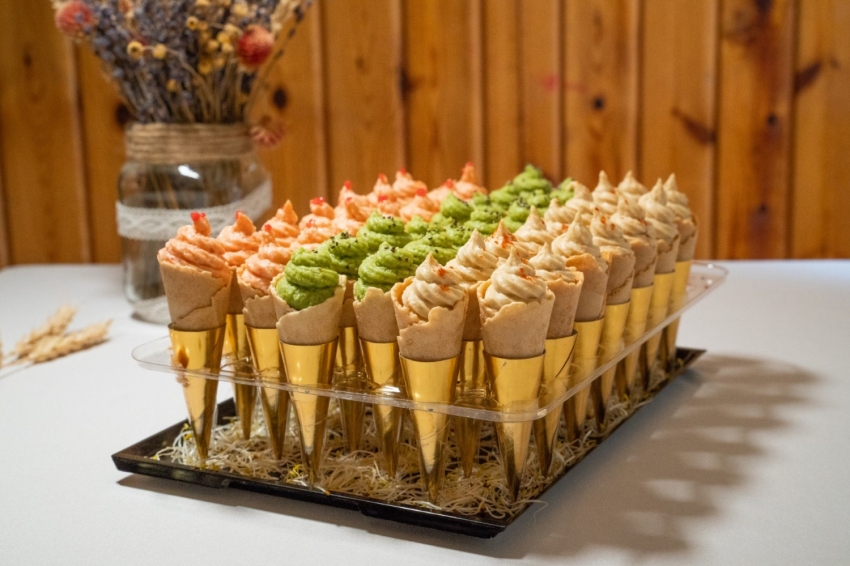 Celebrations with a special menu at Masía La Figuera (Assortiment De Minicons D Hummes D Alvocat I Del Mar 1)