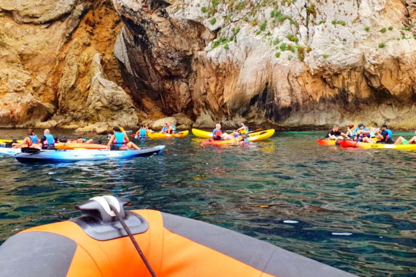 Escuelas: Día activo, Parque Natural del Montgrí, Islas Medes y el Baix Ter (El Kayak A Les Illes Medes Des De La Zodiac Www.medaqua 2_)