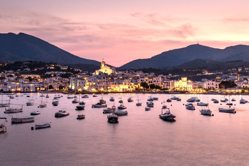 Noche romántica a bordo, cena y dormir, Charter Sant Isidre (Adobestock_221446071_333)