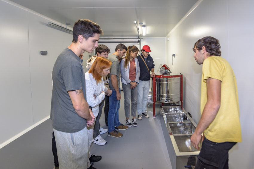 Be a beekeeper for a day! - Mel La Caseta (_dsc2515_jpg_alta)