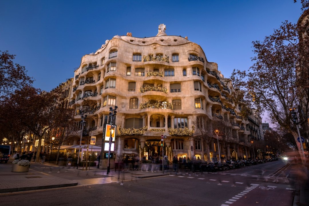 Visit the Essential Quarry for only 12.50€! (12035 10 Casa Mila La Pedrera Barcelona Antoni Gaudi 1)