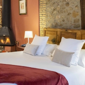 Rooms with fireplace at the Hotel La Freixera