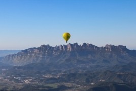 Balloon flight in El Bages with views of Montserrat