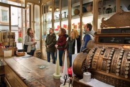 Guided tour of the historic shops of Reus