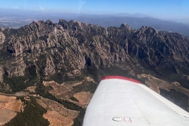 Montserrat vu du ciel. Vol en avion au-dessus de la montagne…