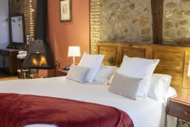 Rooms with fireplace at the Hotel La Freixera