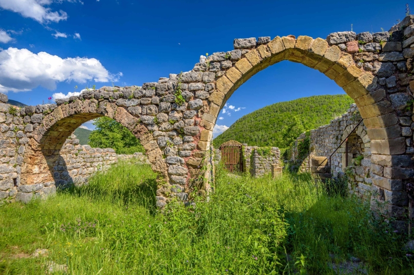 Gombrèn (Esglesia Romanica De Sant Joan De Mataplana I Castell De Mataplana Al Montgrony 01)