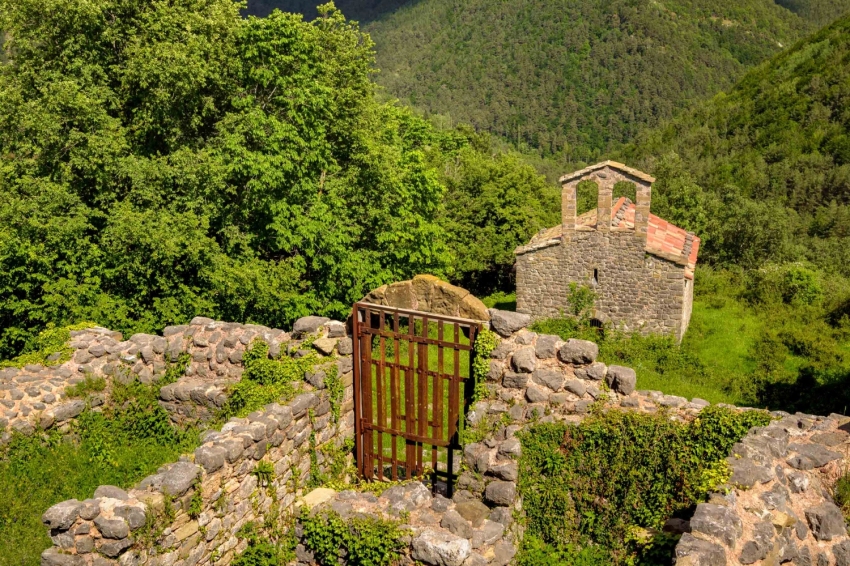 Gombrèn (Esglesia Romanica De Sant Joan De Mataplana I Castell De Mataplana Al Montgrony 02)