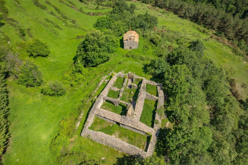 Gombrèn (Esglesia Romanica De Sant Pere De Montgrony 02)