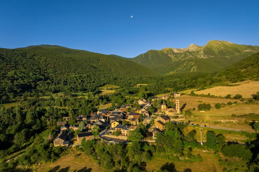 Alt Àneu (Aerial View Of The Village Of Son And Its Surroundings On A Summer Morning In Alt Aneu Pallars Sobira Lleida Catalonia Spain Pyrenees_dji_0902_133610)