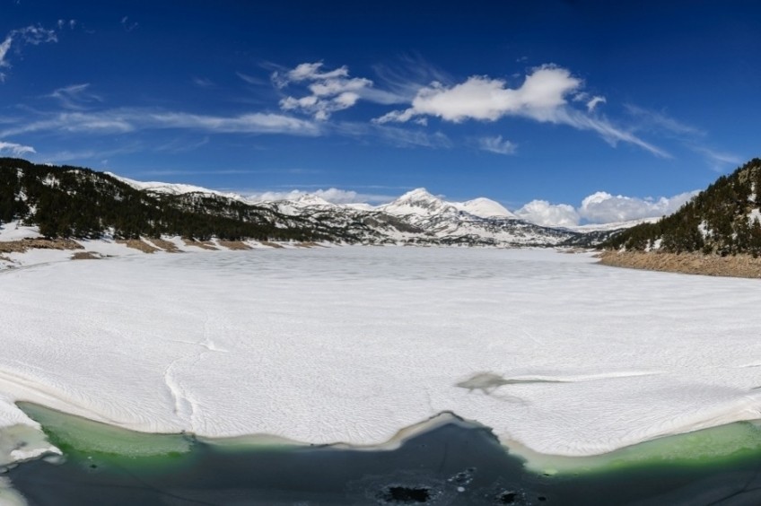 Snowshoeing route through the Lago de las Bulloses